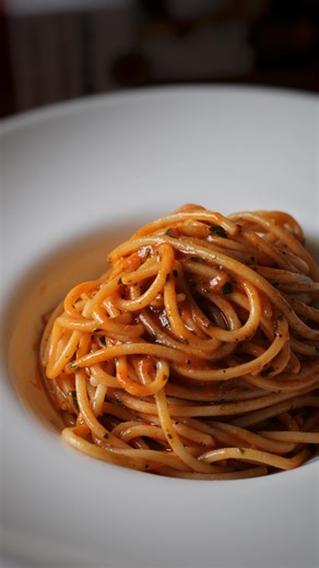 👉 Spaghetti alle acciughe in rosso 🍝 Siete alla ricerca di un primo veloce ma super saporito? 👇 Provate questa ricetta di @ilpugliesechecucina e diteci se non creano dipendenza 😍 La ricetta qui sotto👇 🧑‍🍳 INGREDIENTI ✅ 200 g spaghettoni ✅ 1 spicchio aglio ✅ 10 acciughe ✅ 1 cucchiaio concentrato di pomodoro ✅ 30 g olio d’oliva ✅ Pepe q.b. ✅ Prezzemolo q.b. 🍴 PROCEDIMENTO: ✳️ Tritare finemente l’aglio e le acciughe con un coltello fino a ottenere un battuto omogeneo. ✳️ In una padella, ver
