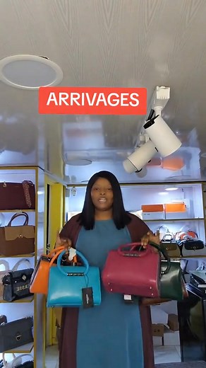 SOYEZ TENDANCE, NOS SACS SONT DISPONIBLES EN GROS ET DÉTAILS. WHATSAPP : 2250787114077 / 0719555480 Localisation :RIVERA 2" MARCHE D ANONO" Boutique de sacs à mains tendance et élégants pour toutes les occasions. #VenteSacàMain #PromoSacs #SacàMainEnPromo #SoldesSacsàMain #OffresSacàMain | Namy Tendance