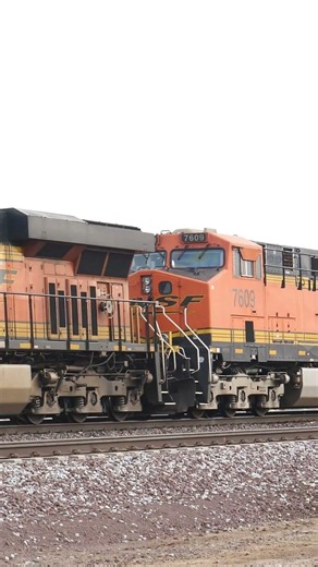 Locomotive 8289 BNSF Action #shorts #railroad #train