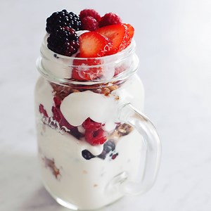 15K views · 83 reactions | Good Morning! Ready for some breakfast? BREAKFAST IN A JAR All you'll need: 70 g greek yogurt 2 tbsp honey 5 tbsp granola mixed berries #masonjar | Kitchen Stories | Facebook