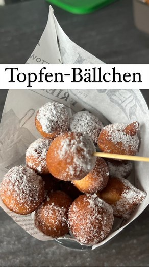 Lieblings-Rezept meiner Jungs ❤️❤️❤️ Heute gab es wieder mal Topfenbällchen😋 Super schnelles Rezept. Die gehen sooo schnell und meine Kinder lieben die. Ich mach meistens Vanillesoße dazu😍und Vanilleeis 🤩 REZEPT: 250 g Mehl 250 g Topfen (Quark) 1 Prise Salz 125 g Zucker 1/2 p. Backpulver 1 p. Vanillezucker 2 Eier -alles zusammen mixen - Teig in ein Beutel einfüllen - kleines Loch aufschneiden - Öl bei mittlerer Hitze aufheizen - und kleine Kugeln rein drücken- gehen in Öl noch auf - goldi