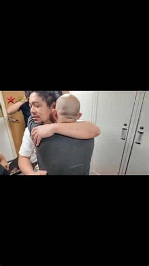 NALUWAS SA CHINA COAST GUARD TAN-AWA: Mga na-rescue sa China Coast Guard nga mga Pinoy crew sa Singaporean cargo vessel nga MV Devon Bay. Sa pinakauwahing taho, 17 ka crew na ang naluwas apan duha kanila ang namatay. Gipangita pa ang nahibiling upat. Ang MV Devon Bay, may kargang iron ore, gikan sa Gutalac, Zamboanga del Norte, ug paingon unta sa Guangdong, China dihang naaksidente niadtong Enero 22. 📽 China Military Bugle | Superbalita Davao