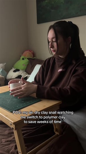 Don’t get me wrong — I love airdry clay and it’s a lot easier to blend. Unfortunately, bigger projects like my snail dishes take weeks to dry before I can paint them🐌🎨 I’ve been messing around with making polymer clay snails and while they do take way less time to finish, blending is agony. Just figuring things out as I go!🙌 . . #airdryclay #polymerclay #clayartist #clayart #sculptingart