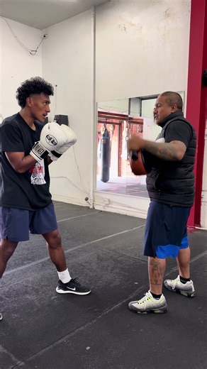 Boxing 101 with coach raul. Learning how to set up the left hook to the body. #boxeo#lefthooktothebody #boxeomexicano #usaboxing #LAboxing