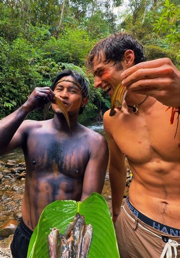 Fishing with my bare hands in the AMAZON🐍🌳🙌 Had the opportunity to explore the Ecuadorian Amazon with @Ecuatraveling @chuba #ecuador #amazonrainforest #fishing