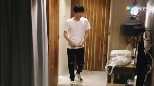 花絮： 暖心boy王源准备小礼物，连柴犬小虫的份都有！