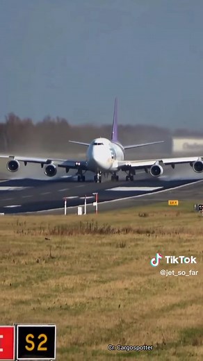 ROM Cargo: สายการบิน B747-400F ที่โดดเด่น