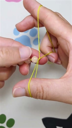 Beaded bracelet weaving technique, this method is very skillful.