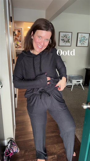 SHOWITTY Women's 2 Piece Sweatsuit – Casual Long Sleeve Hoodie & Loose Wide Leg Swe Share your outfit of the day #ootd #loungeset