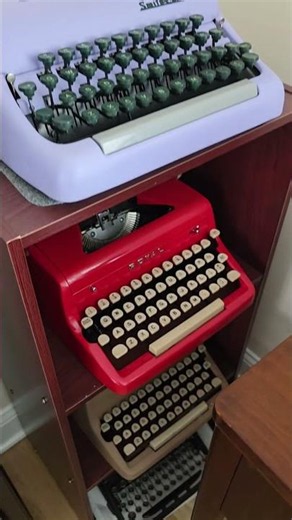 Olivetti Lettera 22 & Vintage Singer Sewing Machine #typewriters #sewingmachine