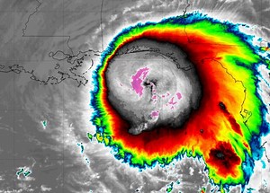 BREAKING: Sally has strengthened to a Category 1 Hurricane. Forward movement still WNW at 6 mph. - Rapid Intensifaction! | Live Storm Chasers