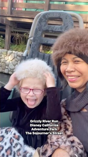 Grizzly River Run . Disney California Adventure Park. #shorts #grizzlyriverrun #travel