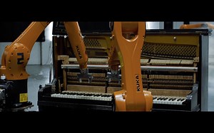 高能预警！用机器人组成的乐队-机械臂弹bass、钢琴、打鼓、打碟！来自Nigel Stanford-AUTOMATICA - Robots Vs. Music