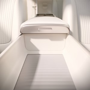 You can now enjoy a much neater and spacious front center console, thanks to the repositioned column-style electronic shift lever! Enjoy your new nook. The all-new AZERA. * AZERA is badged as GRANDEUR in some markets including Korea. #AZERA #Hyundai #HyundaiAZERA | Hyundai Motor Group