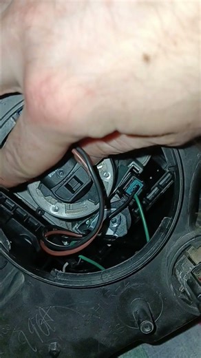 2014 Ford Edge SEL Headlight Bulb installation orientation