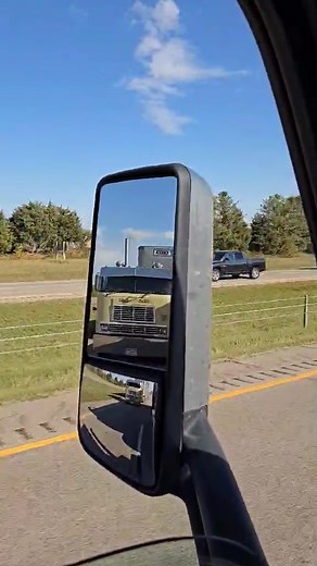 Mr Nick Nelson caught this IH Cabover Motoring on Up The Big Road 🥵🔥🔥 #mnbigrigs | MN Big Rigs