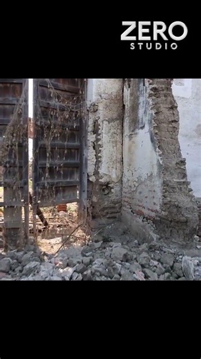 antigua puerta en ex hacienda abandonada