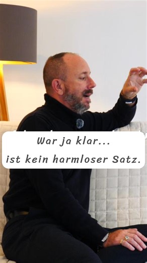 NLP Ausbildungen & Coaching | Patrick Lagerpusch on Instagram: "„War ja klar.“ ist kein harmloser Satz. Er ist ein innerer Schlussstrich. Kurz fühlt er sich gut an, weil er Ordnung macht: Siehst du, ich hatte recht. Aber damit ist auch alles zu. Kein Vielleicht. Keine Überraschung. Keine Bewegung. Und dann lebst du nicht mehr in dem, was gerade passiert, sondern in dem, was du innerlich längst entschieden hast. Still. Unauffällig."