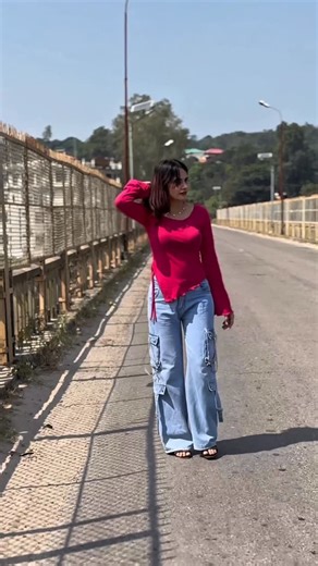 pahadan🎀 on Instagram: "Hello kon🥱 #trendingreels #viralvideos #tbt❤️ #explorepage✨"