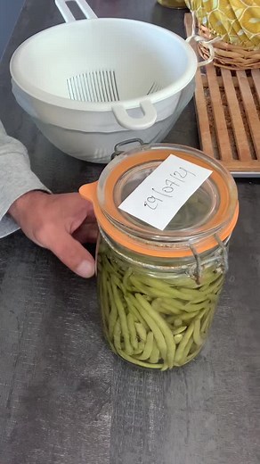 Préparation de haricots verts en conserve maison