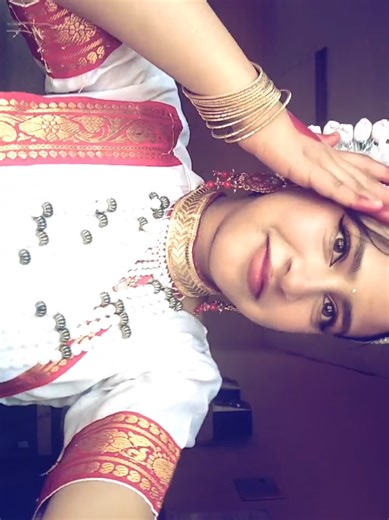 Stunning Eyeliner Tutorial Inspired by Catchy Song