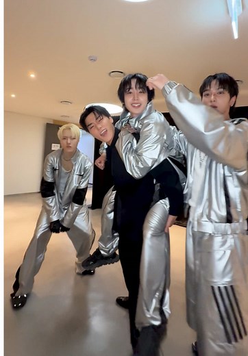 Adrenaline con 정훈, 유준 y 헌터 de xikers