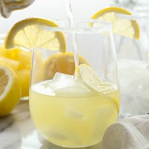 It's always a good time for Tequila Pineapple Punch. Only 5 simple ingredients! Recipe: https://beyondfrosting.com/2017/05/01/tequila-pineapple-punch/ | Beyond Frosting