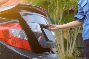 Comment ouvrir un coffre de voiture bloqué ? - Planète Automobile