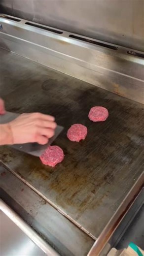 Cook your burgers perfectly on a Blue Seal Griddle!🍔 Burgerism in the UK make THE best burgers. The patties are smashed (with loving care🥰) and then cooked on a Blue Seal 1200mm wide griddle plate. The 20mm thick mild steel griddle plate delivers a consistent heat and is thermostatically controlled for accurate temperature settings. Available in 450, 600, 900 & 120mm widths. Blue Seal's bench models with leg stands and cabinet bases have been designed to suit any commercial kitchen setting.✅ C