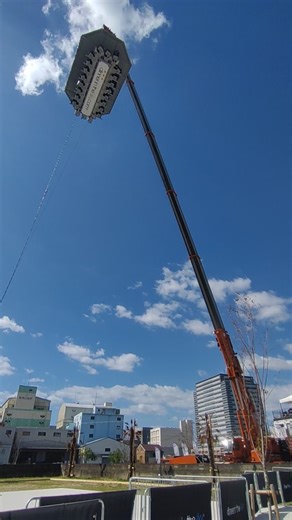munmu(むんむ) on Instagram: "■Dinner in the Sky OSAKA ついに大阪初上陸🙌✨ 高さ40メートルの空中で、絶景の眺めと共にスリリングでエキサイティングな食事を楽しめる空中レストランを体験してきましたっ🤭✨ 「ディナーインザスカイ」はベルギーで誕生し、これまで世界65カ国で開催されてきた空中レストラン。クレーンで吊り上げられたテーブルとシートにより、地上40メートルの非日常空間で、景色と食事の両方を楽しめます🙆✨ 日本国内では3月に東京・キラナガーデン豊洲で開催され、SNSなどで大きな話題に…☝️ レポート動画などは後ほど… #OSAKASTYLE にて🙆"