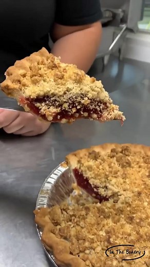 Delicious Strawberry Rhubarb Crumble Pie Recipe