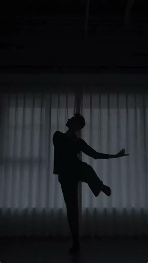 Mastering the Art of Classical Dance: Flawless Jumping Skills Unveiled