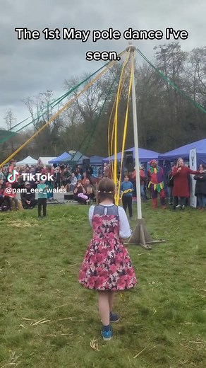 The May Pole dance is a very English tradition that I presume just takes place on May 1st. Having lived in Wales all my life I've never seen one before so this was lovely to see at Clun Green Man festival 🥰 #clun #greenman #greenmanfestival #clungreenman #mayday #maypole #dance #traditional
