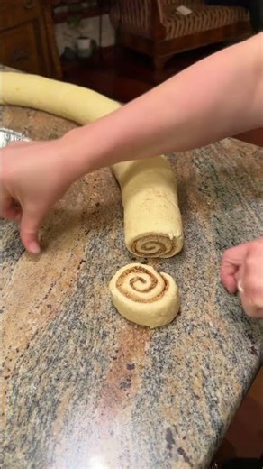 I cut my cinnamon rolls with a strand of thread. #Shorts #myeverydayordinarylife