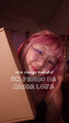 kworin ✨️ on Instagram: "Loja aberta ✨️ com últimas unidades de snoopy, wicked e muito mais !! Corre pro site e usa o cupom: REABERTURA10 ✨️ 🛒 www.kworin.com #artista #lojalonline #embalandopedido"