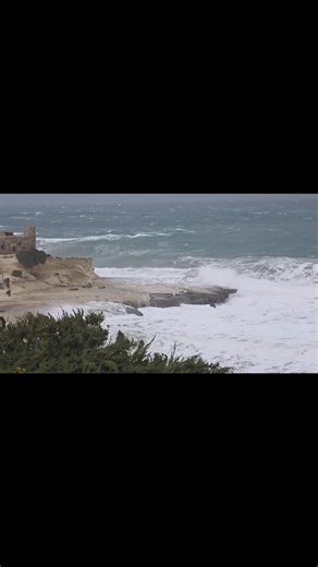 🇲🇹 Rapport tat-Temp (08:00) - Ir-riħ mix-Xlokk il-Lvant laħaq l-aqwa tiegħu bejn is-01:00 u t-03:00 b'buffuri li laħqu l-100km/h (Forza 10). Kien hemm aġġornament fit-tbassir mal-lejl. Jidher li r-riħ Forza 8 għal 9 se jippersisti sa tard waranofsinhar, iġifieri itwal minn li kien mistenni jdum. Dan imbagħad se jonqos drastikament filgħaxija filwaqt li jaqleb Lbiċ. Ix-xita wkoll se tittardja daqsxejn, b'din mistennija tasal waranofsinhar flok dalgħodu. Segwu l-avviżżi u linji gwida uffiċċjali.