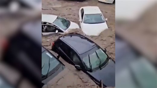 Wassermassen überraschen Menschen in ihren Autos