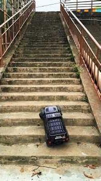 sbuah mobil jeep remote control sedang menaiki tangga yg tinggi #mainan #remotecontrol #shortsviral