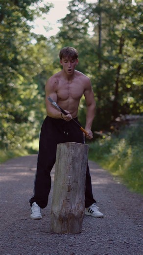 Wird professionell 🪵🪓#hacken #holz #gym #holzhack