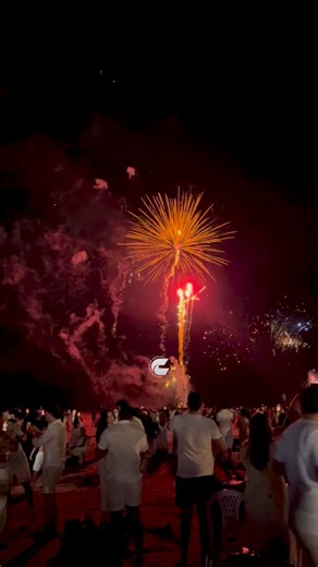 🥂✨🎆 O público compareceu em peso à Praia do Maceió para prestigiar a virada do ano no réveillon à beira-mar. O momento foi marcado por um belo show pirotécnico, que iluminou o céu e encantou moradores e visitantes. A festa contou ainda com música ao vivo, garantindo animação e clima de celebração em um evento promovido pelos barraqueiros da orla da Vila do Maceió, que mais uma vez demonstraram união e organização para proporcionar uma noite especial de confraternização e alegria. #reveillon #c