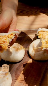 ¡Panes rellenos cocidos al vapor! 😱👇 Estos panes o bollos chinos son súper livianos gracias a la cocción al vapor, que les aporta una humedad única. 🥟 Nosotros los hicimos rellenos de QUESO Y CEBOLLA, pero podés idear tus bollos con los gustos de relleno que más te gusten. 😄🙌 ¡Te dejamos la receta! 👇👇👇 Ingredientes masa: -400 gr. harina de trigo -250 ml. agua -7gr. levadura seca DEJAR DESCANSAR LA MASA ⏰ Ingredientes relleno: -200 gr. provola ahumada -1 cebolla -2 cucharadas de queso cre