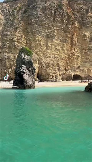 Venha nesta experiência conhecer sesimbra por mar com Salty Gecko boat tours. @_v_tamara_✨ #boattours #sesimbra #toursdebarco #praia #turismo #travel #summer #verao #grutas #foryoupage