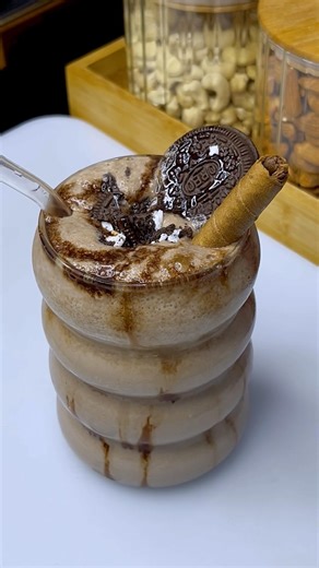 World’s Easiest Oreo Milkshake Recipe | No Ice Cream Needed !
