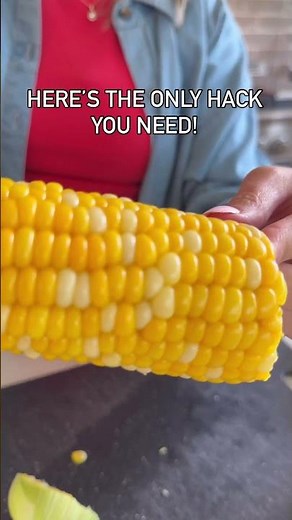 How to Shuck Corn with ZERO Silk! 🌽 #KitchenHack