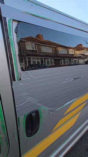 Help! Cine știe care e faza? Și dacă cineva are pe stoc un geam?... #fyp #românia #foryoupage❤️❤️ #romania🇷🇴 #fy