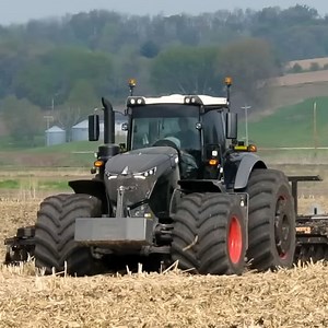 This Fendt tractor is a game-changer for farmers, empowering them to reach new heights in productivity and efficiency! 😳 | Big Machines