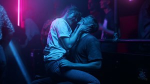 La tierna comedia romántica alemana sobre dos personajes muy diferentes que está escondida en Netflix