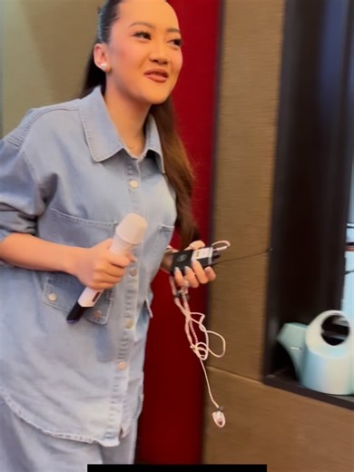 Veni Nurdaisy on Instagram: "Best moment 💖✨ @presidenyudhoyonoalbum"