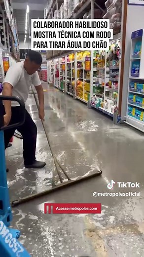 Técnica Inusitada para Tirar Água com Rodo