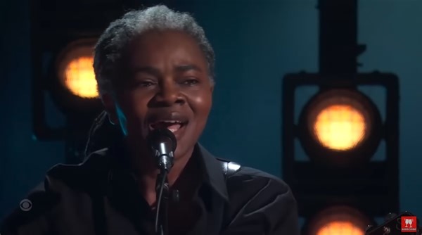 Grammy 2024. Tracy Chapman torna sul palco per “Fast Car” con Luke Combs